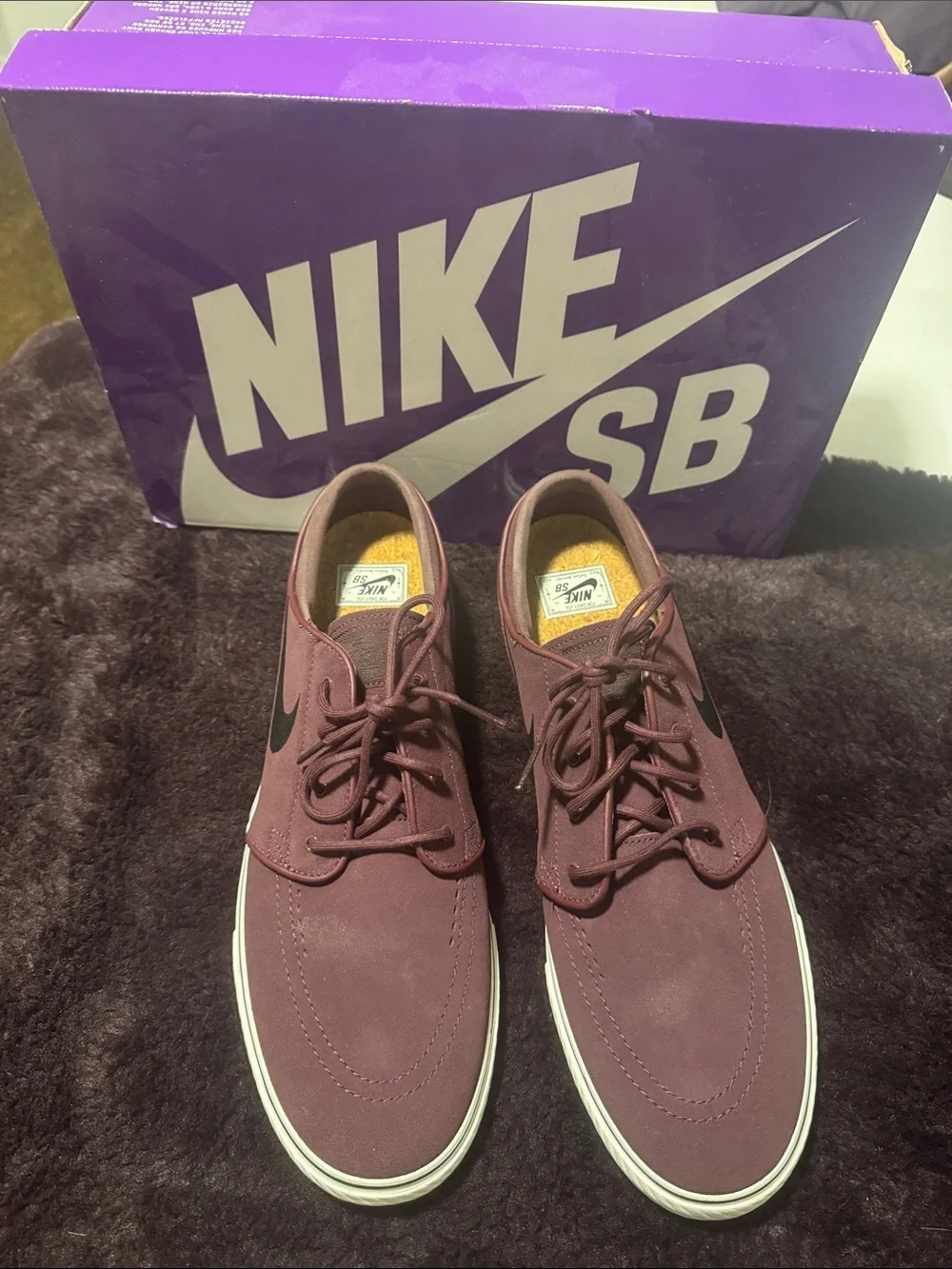 Nike SB Men's Burgundy/Black Low-Top Skate Sneakers